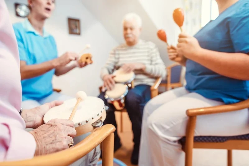 bigstock-Seniors-in-nursing-home-making-323943592 bigstock-Seniors-in-nursing-home-making-323943592